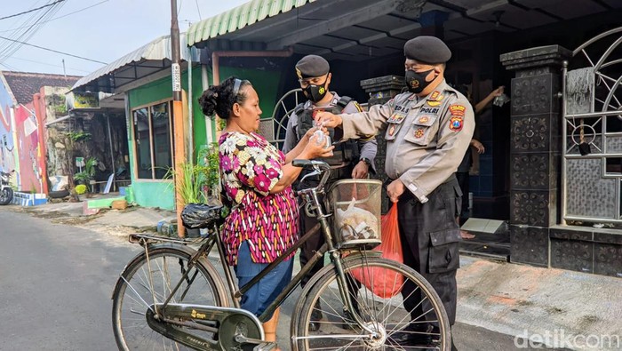 Dua komunitas bersama Polres Ponorogo Melakukan Pembagian Ikan Cupang dan Fogging
