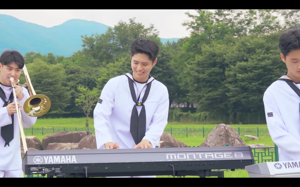 Penampilan Park Bo Gum saat Ngeband