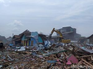 Melihat Aksi Alat Berat Bongkar Lorok Indah Lokalisasi Terbesar di Pati