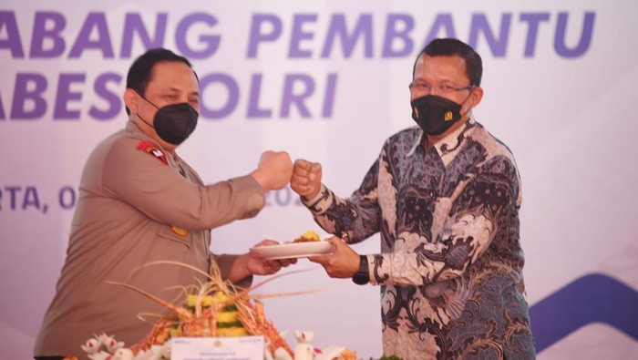Permudah Akses Perbankan untuk Anggota Polri Direktur Utama PT Bank Tabungan Negara (Persero) Tbk, Haru Koesmahargyo (tengah) bersama Wakil Kepala Kepolisian Republik Indonesia (Wakapolri) Komjen Polisi Gatot Eddy Pramono disaksikan Direktur Distribution and Retail Funding Bank BTN, Jasmin menggunting pita tanda peresmian pembukaan Kantor Cabang Pembantu di Mabes Polri, Jakarta, Kamis (3/2). Peresmian Kantor Cabang Pembantu di Markas Besar Polri tersebut merupakan upaya Bank BTN dalam meningkatkan pelayanan jasa perbankan kepada para anggota Kepolisian RI secara langsung. Kehadiran Bank BTN di lingkungan Polri merupakan wujud nyata komitmen Bank BTN mendukung program kesejahteraan bagi para anggota polisi khususnya dalam penyediaan kebutuhan pembiayaan perumahan.