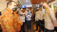 Direktur Utama PT Bank Tabungan Negara (Persero) Tbk, Haru Koesmahargyo hadir bersama Wakil Kepala Kepolisian Republik Indonesia (Wakapolri) Komjen Polisi Gatot Eddy Pramono disaksikan Direktur Distribution and Retail Funding Bank BTN, Jasmin saat meresmikan  Kantor Cabang Pembantu di Mabes Polri, Jakarta, Kamis (3/2). 