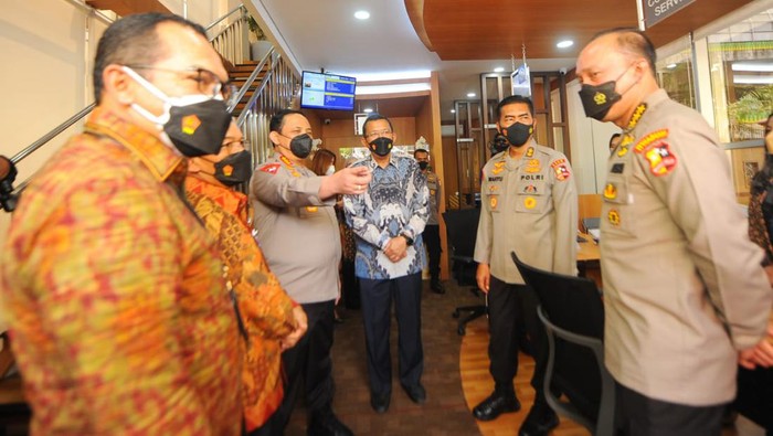 Permudah Akses Perbankan untuk Anggota Polri Direktur Utama PT Bank Tabungan Negara (Persero) Tbk, Haru Koesmahargyo (tengah) bersama Wakil Kepala Kepolisian Republik Indonesia (Wakapolri) Komjen Polisi Gatot Eddy Pramono disaksikan Direktur Distribution and Retail Funding Bank BTN, Jasmin menggunting pita tanda peresmian pembukaan Kantor Cabang Pembantu di Mabes Polri, Jakarta, Kamis (3/2). Peresmian Kantor Cabang Pembantu di Markas Besar Polri tersebut merupakan upaya Bank BTN dalam meningkatkan pelayanan jasa perbankan kepada para anggota Kepolisian RI secara langsung. Kehadiran Bank BTN di lingkungan Polri merupakan wujud nyata komitmen Bank BTN mendukung program kesejahteraan bagi para anggota polisi khususnya dalam penyediaan kebutuhan pembiayaan perumahan.