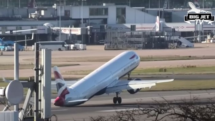 Pesawat British Airways dihempas angin