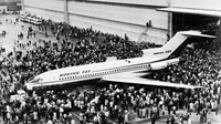 Diproduksi dari tahun 1962 hingga 1984, Boeing 727 sudah dikirim sebanyak 1.832 buah. Pesawat berukuran sedang ini memiliki ekor berbentuk T dan tiga mesin yang dipasang di belakang.
