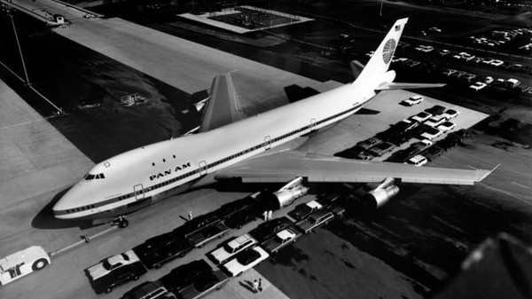 Diproduksi dari 1968 hingga sekarang, Boeing 747 sudah dikirim sebanyak 1.527 buah. Dikenal sebagai Queen of the Skies, 747 adalah pesawat bermesin empat dan berbadan lebar pertama.