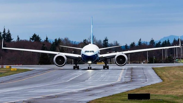 Triple Seven bermesin ganda tidak seheboh Queen of the Skies. Diproduksi dari tahun 1993 hingga sekarang, Boeing 777 sudah dikirim sebanyak 1.677 buah.