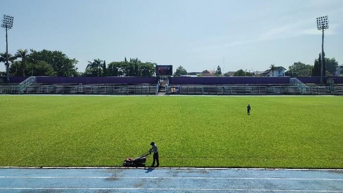 Petugas tengah memotorng rumput Stadion Galuh di Ciamis