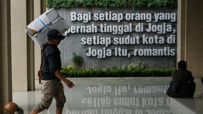 PKL MALIOBORO MULAI PINDAH Pedagang kaki lima (PKL) Malioboro menata daganganya saat proses relokasi di Teras Malioboro 2, Yogyakarta, Rabu (2/2/2022). PKL Malioboro mulai memindahkan barang dagangannya ke lokasi yang baru yakni di Teras Malioboro 1 yang dulunya adalah Gedung Bioskop Indra dan Teras Malioboro 2 yang dulunya merupakan Gedung Dinas Pariwisata. ANTARA FOTO/Andreas Fitri Atmoko/aww.