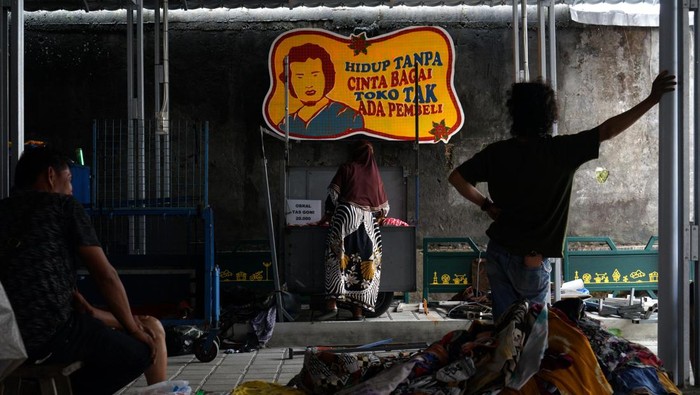PKL MALIOBORO MULAI PINDAH Pedagang kaki lima (PKL) Malioboro menata daganganya saat proses relokasi di Teras Malioboro 2, Yogyakarta, Rabu (2/2/2022). PKL Malioboro mulai memindahkan barang dagangannya ke lokasi yang baru yakni di Teras Malioboro 1 yang dulunya adalah Gedung Bioskop Indra dan Teras Malioboro 2 yang dulunya merupakan Gedung Dinas Pariwisata. ANTARA FOTO/Andreas Fitri Atmoko/aww.