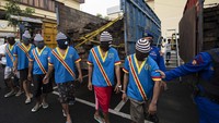 Personel Ditpolairud Polda Sumatera Selatan menggiring tersangka tindak pidana penebangan hutan secara ilegal (illegal logging).