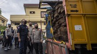 Penebangan hutan secara ilegal di kawasan perbatasan Sumatera Selatan-Jambi yang sudah berlangsung sejak 13 tahun lalu.