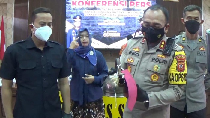 Polisi memperlihatkan teko yang digunakan pelaku sebagai wadah air mendidih sebelum disiramkan ke wajah istrinya.