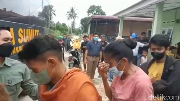 Polisi mengamankan PMI illegal yang menunggu diberangkatkan dari tempat salah satu rumah kontrakan. (Istimewa)