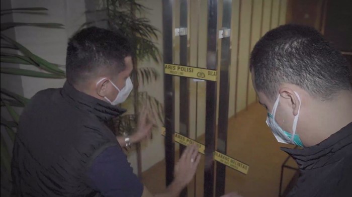 Polisi menyegel kafe di W Hotel Senopati, Jaksel usai temuan pelanggaran prokes dan 1 pengunjung reaktif COVID-19, pada Kamis (3/2/2022) pukul 01.05 WIB.