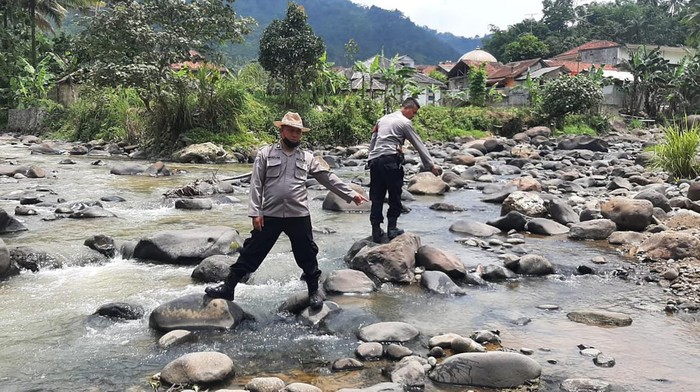 Polisi menyelidiki ikan yang mati mendadak di Sungai Cikaniki, Kabupaten Bogor