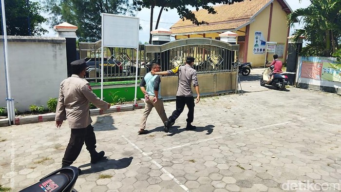 Petugas Polsek Lasem, Rembang menggelandang pelaku pencabulan anak.