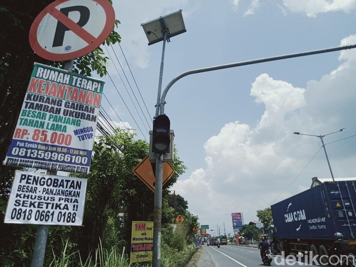Poster iklan pengobatan pria di Jalan Solo - Jogja.