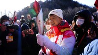 Pawai obor Olimpiade Musim Dingin hari kedua melintasi Tembok Besar China, Distrik Yanqing, dan dibawa bergantian sejumlah atlet dan tokoh termasuk aktor Hong Kong Jackie Chan. Aktor film laga tersebut bersama sejumlah atlet China peraih medali Olimpiade bergantian membawa api di sepanjang rute yang dipersingkat menjadi tiga hari karena Covid-19.