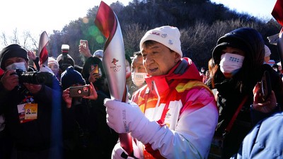Jackie Chan Bawa Obor Olimpiade Beijing, Lintasi Tembok Besar China