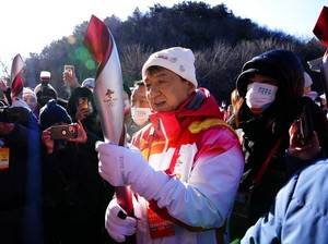 Momen Jackie Chan Bawa Obor Olimpiade Beijing 2022
