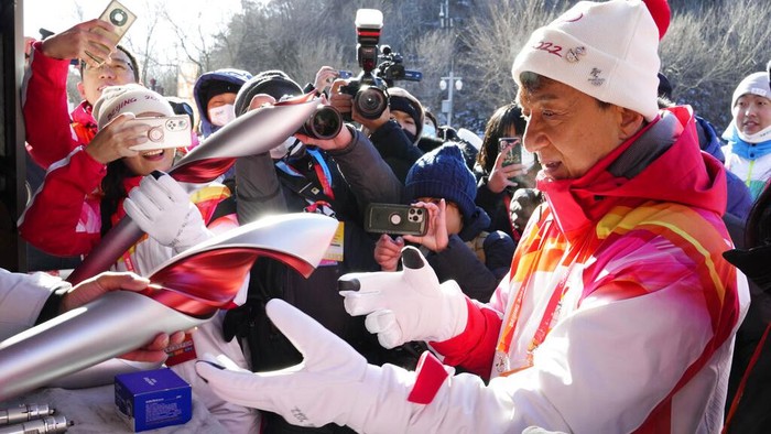 Potret Jackie Chan Ikut Bawa Obor Olimpiade Beijing 2022 Hong Kong celebrity Jackie Chan holds the 2022 Winter Olympic torch after taking part in the torch relay at the Badaling Great Wall on the outskirts of Beijing, China, Thursday, Feb. 3, 2022. (AP Photo/Ng Han Guan)