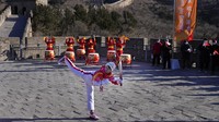 Wu Jingyu, Juara Olimpiade Taekwondo Tiongkok, berpose dengan tendangan sebelum ambil bagian dalam estafet obor Olimpiade Musim Dingin 2022 di Tembok Besar Badaling di pinggiran Beijing, China.