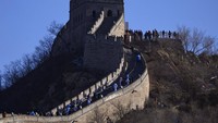 Seorang pembawa obor berjalan menaiki lereng Tembok Besar selama estafet obor untuk Olimpiade Musim Dingin 2022 di Tembok Besar Badaling di pinggiran Beijing, China.