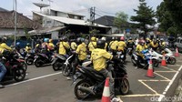 Para pengendara ojek online itu datang dengan berseragam kuning-hitam bertuliskan Maxim sekitar pukul 10.00 WIB. Kemudian mereka berhenti dan memarkirkan kendaraannya tepat di depan gedung Balai Kota Sukabumi, Jalan R. Syamsudin SH.