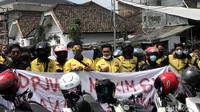 Mereka juga membawa atribut demo berupa spanduk dan poster yang bertuliskan ‘Pemerintah Harus Turun Tangan’ dan ‘Tarif Rp4.000 Mana Cukup.’ Terlihat aparat kepolisian pun berjaga di halaman Balai Kota. Sepanjang jalan pun ditutup dan pengendara lain diarahkan melewati ruas jalan lain.