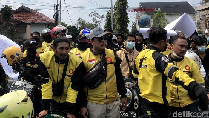 Ratusan Driver Ojol Geruduk Balai Kota Sukabumi, Ada Apa? Ratusan pengemudi ojek online demo di Balai Kota Sukabumi. Mereka tuntut penyesuaian tarif delivery sesuai dengan peraturan perundang-undangan yang berlaku.