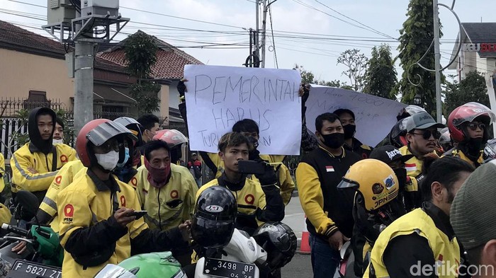 Ratusan Driver Ojol Geruduk Balai Kota Sukabumi, Ada Apa? Ratusan pengemudi ojek online demo di Balai Kota Sukabumi. Mereka tuntut penyesuaian tarif delivery sesuai dengan peraturan perundang-undangan yang berlaku.