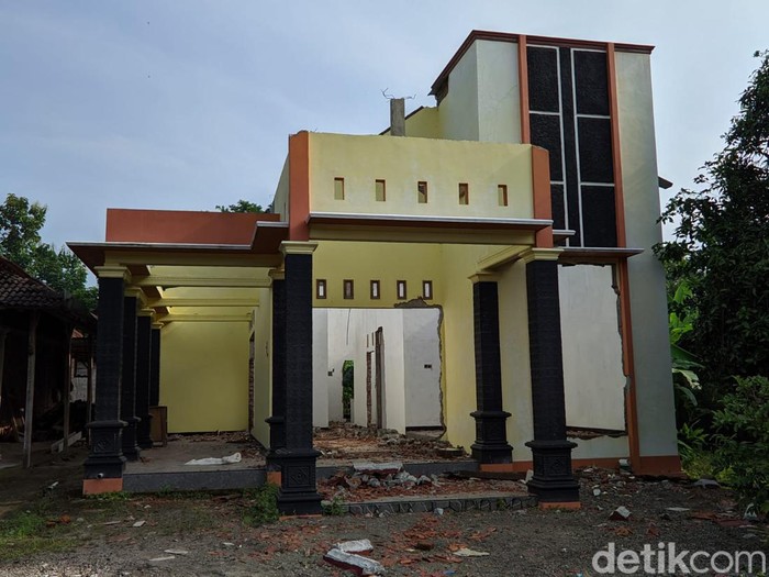 Wanita di Ponorogo nekat membongkar rumah senilai Rp 300 juta. Sebab, rumah tangganya hancur karena sang suami selingkuh.