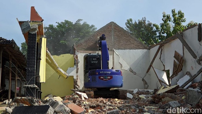 Wanita di Ponorogo nekat membongkar rumah senilai Rp 300 juta. Sebab, rumah tangganya hancur karena sang suami selingkuh.