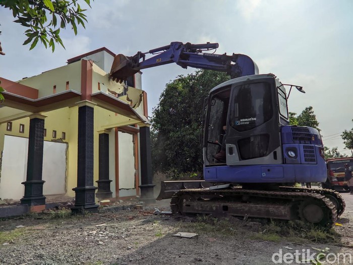 Wanita di Ponorogo nekat membongkar rumah senilai Rp 300 juta. Sebab, rumah tangganya hancur karena sang suami selingkuh.