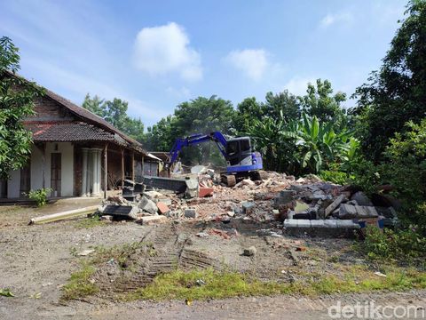Wanita di Ponorogo nekat membongkar rumah senilai Rp 300 juta. Sebab, rumah tangganya hancur karena sang suami selingkuh.