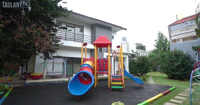Rumah mewah milik Kak Seto itu juga dilengkapi dengan taman bermain yang cukup luas. Kak Seto mengatakan bahwa taman bermain itu memang sengaja dibuat untuk cucu-cucunya. Sebelumnya taman bermain tersebut merupakan kolam renang. Namun kemudian Kak Seto memilih unntuk mengubahnya. Foto: YouTube/Taulany TV