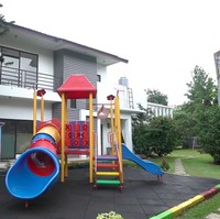Rumah mewah milik Kak Seto itu juga dilengkapi dengan taman bermain yang cukup luas. Kak Seto mengatakan bahwa taman bermain itu memang sengaja dibuat untuk cucu-cucunya. Sebelumnya taman bermain tersebut merupakan kolam renang. Namun kemudian Kak Seto memilih unntuk mengubahnya. Foto: YouTube/Taulany TV