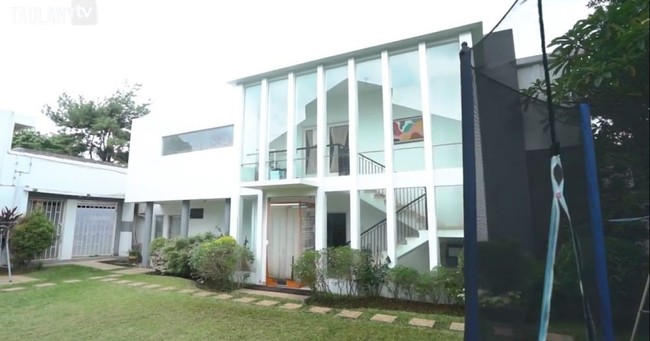 Di bagian pojok arena rumahnya terdapat bangunan yang dijadikan sebagai kantor. Halaman rumah Kak Seto pun terlihat cukup asri dengan ditumbuhi rumput-rumput yang hijau. Di bagian sampingnya juga terdapat trampoline dan kolam renang portable untuk cucu-cucunya agar tidak bosan. Foto: YouTube/Taulany TV