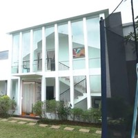 Di bagian pojok arena rumahnya terdapat bangunan yang dijadikan sebagai kantor. Halaman rumah Kak Seto pun terlihat cukup asri dengan ditumbuhi rumput-rumput yang hijau. Di bagian sampingnya juga terdapat trampoline dan kolam renang portable untuk cucu-cucunya agar tidak bosan. Foto: YouTube/Taulany TV