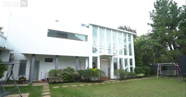 Ayunan yang terpasang di halaman rumah Kak Seto itu menjadikan rumahnya semakin terlihat nyaman. Jika kamu ingat, Kak Seto pernah mengunggah video saat dirinya melakukan parkour. Inilah lokasi rumah saat Kak Seto melakukan parkour tersebut. Foto: YouTube/Taulany TV