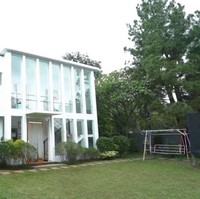 Ayunan yang terpasang di halaman rumah Kak Seto itu menjadikan rumahnya semakin terlihat nyaman. Jika kamu ingat, Kak Seto pernah mengunggah video saat dirinya melakukan parkour. Inilah lokasi rumah saat Kak Seto melakukan parkour tersebut. Foto: YouTube/Taulany TV