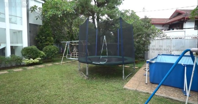 Luasnya taman di rumah kak Seto juga menjadikan arena tersebut nyaman untuk dijadikan tempat jogging. Tak hanya untuk berolahraga, bisa juga dijadikan tempat bersantai dan bermain bersama keluarga. Foto: YouTube/Taulany TV