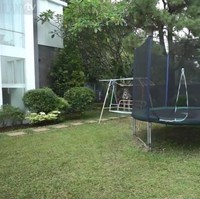 Luasnya taman di rumah kak Seto juga menjadikan arena tersebut nyaman untuk dijadikan tempat jogging. Tak hanya untuk berolahraga, bisa juga dijadikan tempat bersantai dan bermain bersama keluarga. Foto: YouTube/Taulany TV