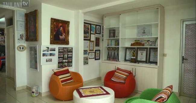 Bagian dalam kantor Kak Seto tampak dipenuhi dengan foto-foto dan penghargaan-penghargaan yang pernah diraih oleh Kak Seto. Ruang tamunya tampak colorfull dengan kursi yang berwarna-warni. Foto: YouTube/Taulany TV