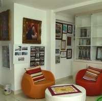 Bagian dalam kantor Kak Seto tampak dipenuhi dengan foto-foto dan penghargaan-penghargaan yang pernah diraih oleh Kak Seto. Ruang tamunya tampak colorfull dengan kursi yang berwarna-warni. Foto: YouTube/Taulany TV