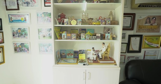 Di dalam kantornya ituu Kak Seto juga memiliki lemari khusus yang berisi kaset-kaset jadul koleksinya. Kaset-kaset koleksinya itu tampak dipajang bersama dengan penghargaan-penghargaan yang pernah diraih oleh Kak Seto. Foto: YouTube/Taulany TV