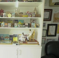 Di dalam kantornya ituu Kak Seto juga memiliki lemari khusus yang berisi kaset-kaset jadul koleksinya. Kaset-kaset koleksinya itu tampak dipajang bersama dengan penghargaan-penghargaan yang pernah diraih oleh Kak Seto. Foto: YouTube/Taulany TV