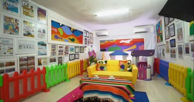 Kalau yang satu ini merupakan studio khusus yang biasa dipakai oleh Kak Seto untuk syuting. Studio milik Kak Seto itu tampak colorfull dengan sofa, taplak meja, dan pagar anak-anak yang berwarna-warni. Foto: YouTube/Taulany TV