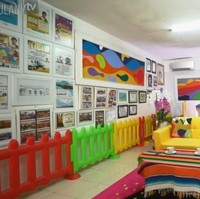 Kalau yang satu ini merupakan studio khusus yang biasa dipakai oleh Kak Seto untuk syuting. Studio milik Kak Seto itu tampak colorfull dengan sofa, taplak meja, dan pagar anak-anak yang berwarna-warni. Foto: YouTube/Taulany TV