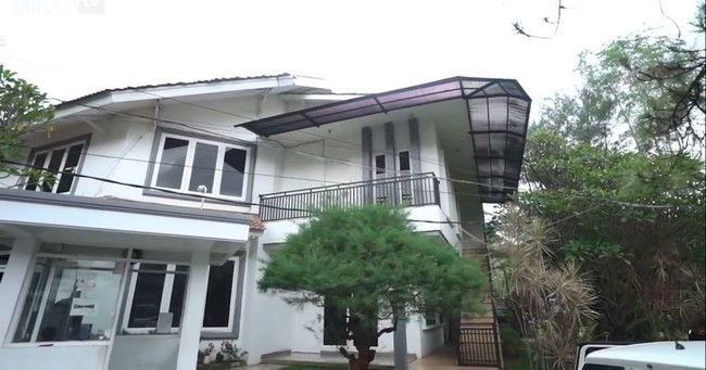 Melalui salah satu video YouTube unggahan Andre Taulany, kak Seto tampak memperlihatkan rumahnya yang cukup luas. Tak tanggung-tanggung luas rumahnya itu bahkan mencapai sekitar 2 ribu meter persegi. Rumah mewah kak Seto itu juga terdiri dari beberapa bangunan karena ditempati oleh anak, menantu, serta cucunya. Dari luar terlihat rumah milik Kak Seto itu didominasi warna putih. Foto: YouTube/Taulany TV